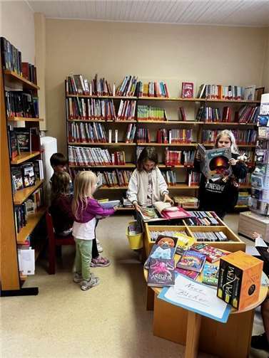 Auf vielen Tischen waren Spiele ausgelegt und die Jugendlichen halfen dabei, die Spielregeln zu erkunden und den Spielablauf zu erklären.