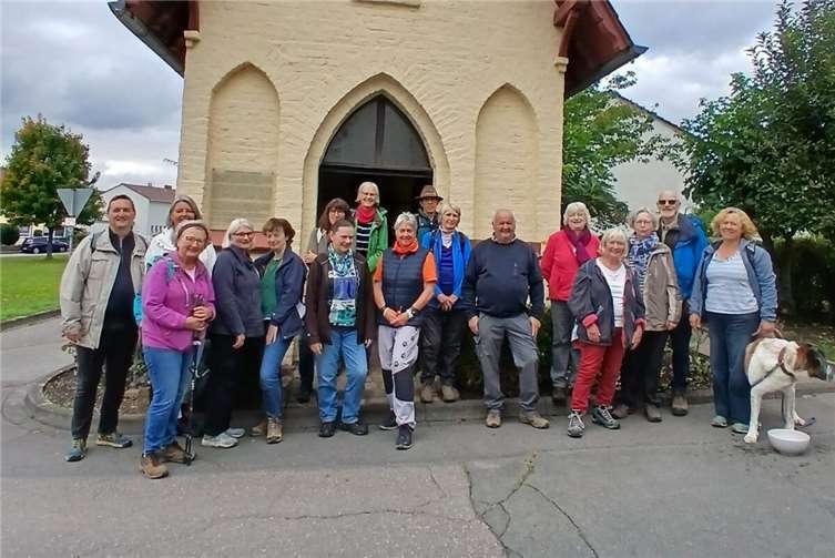 Auf was kann man alles verzichten? Diese Frage stellten sich die Teilnehmerinnen und Teilnehmer bei der Pilgerwanderung rund um Lahnstein, hier vor der Hospitalkapelle auf dem Berg.  Foto: U. Schneider