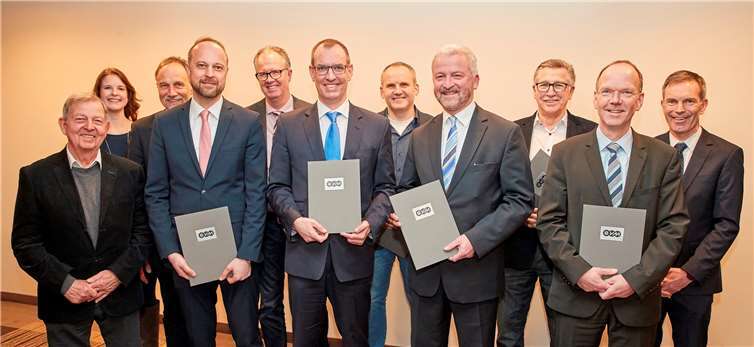 Auf weitere 20 Jahre gute Partnerschaft: Hillscheids Ortsbürgermeister Andreas Rath (vorne, 2. v. l.) und Hilgerts Ortsbürgermeister Uwe Schmidt (vorne, 2. v. r.) unterzeichneten die Konzessionsverträge zusammen mit GVW-Geschäftsführer Jörg Schneider (vorne, mitte) und Thilo Becker, Bürgermeister der Verbandsgemeinde Höhr-Grenzhausen (vorne rechts). evm/Ditscher.
