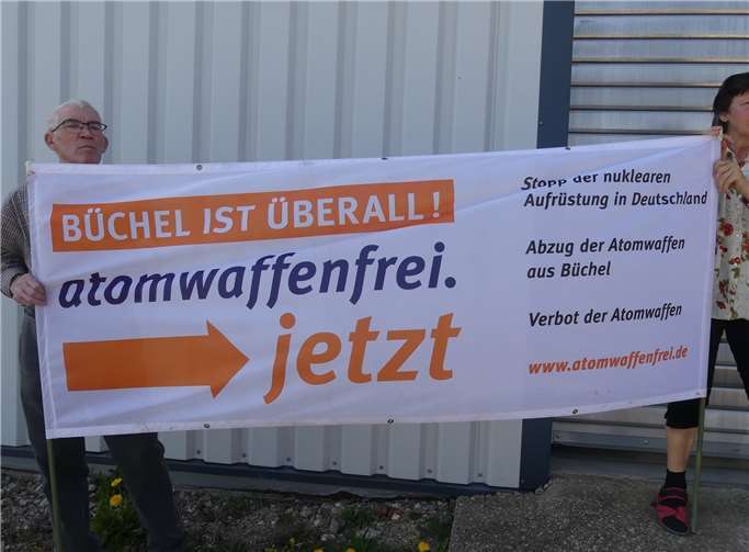 Auf zahlreichen Plakaten und beschriftetenTüchern wurde die Abschaffung von Atombomben gefordert.