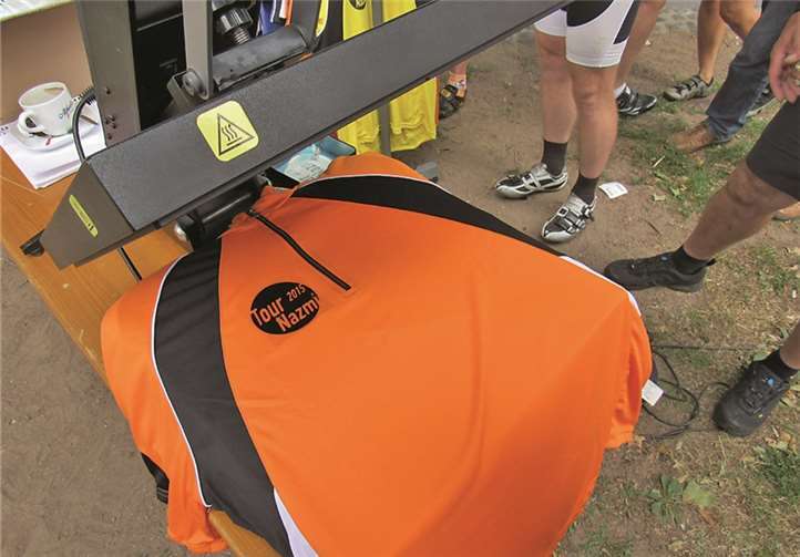 Auf zum Kauf angebotenen Trikots konnte man das Logo der Nazmi-Tour aufbringen lassen.