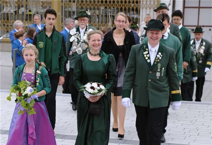 Auf zum Kirchgang durch die Stadt hieß es für die neuen Majestäten am Sonntagvormittag. -StF-