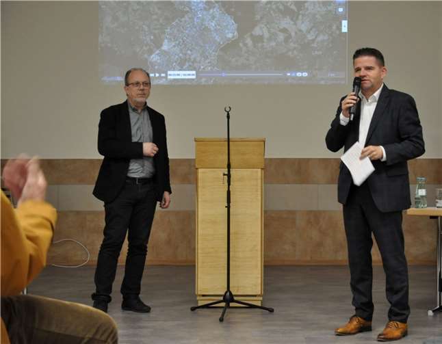 Auf zwei Veranstaltungen stellten Bürgermeister Holger Jung (rechts) und der Technische Beigeordnete Heinz-Peter Witt (links) gemeinsam mit weiteren Fachleuten die Starkregenkarte vor. Das Bild zeigt den Auftakt in der Meckenheimer Schützenhalle. Fotos: DU