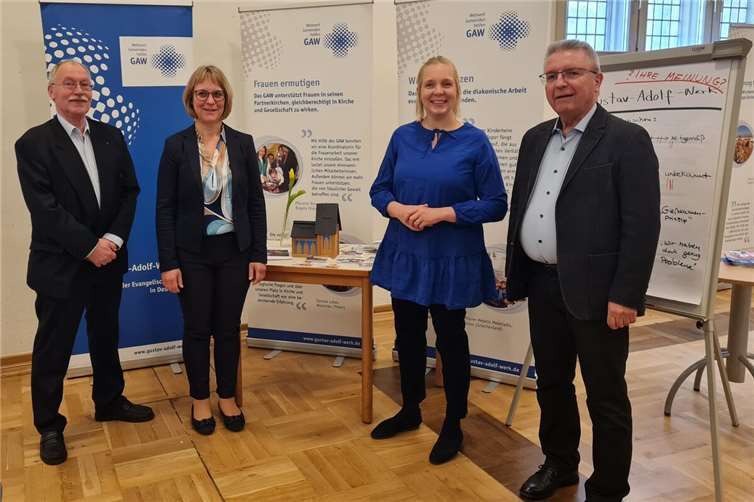 Aufbau der Ausstellung durch Pfarrerin der Christuskirche Marina Brilmayer mit dem lokalen Unterstützerkreis des GAW Hans-Jürgen Säglitz (links) und Jürgen Potratz (rechts). Foto: Susanne Kröber-Radermacher