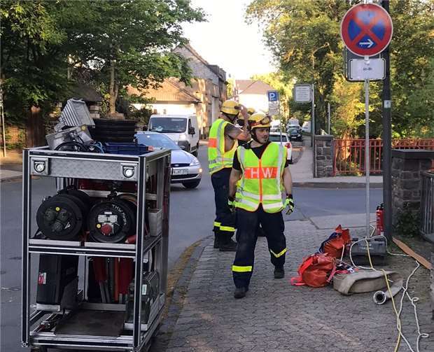 Aufbau der Stromversorgung für die Pumpen.  THW Mayen