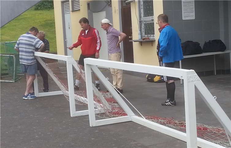 Aufbau der neuen, maßgerechten Tore von 3m Breite und 1m Höhe.Foto: privat