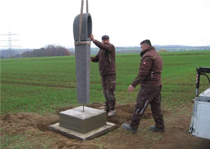 Das Kettiger Kreuz oder im Volksmund „Löffel“ genannt auf dem Saffiger Berg Aufbau des „Löffels“.Fotos: privat