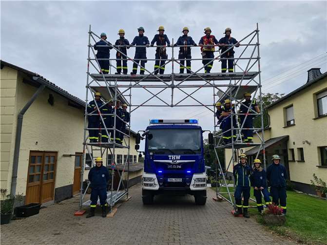 Aufbau einer Dekonschleuse in Brachtendorf.