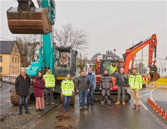 Aufbruchstimmung herrschte auch beim symbolischen Spatenstich, zu dem Stadtbürgermeisterin Gabi Wieland (links im Bagger) die Projektbeteiligten eingeladen hatte: Die Planer vom Büro TDB Landschaftsarchitekten, die örtliche Bauleitung vom Büro Häuser Planwerk, die Vertreter der ausführenden Firma Triesch Tiefbau, das Projekt-Team der Verbandsgemeindeverwaltung sowie Bürgermeister Ulrich Richter-Hopprich, der im zweiten Bagger Platz genommen hat.  Foto: Stadt Montabaur / Olaf Nitz