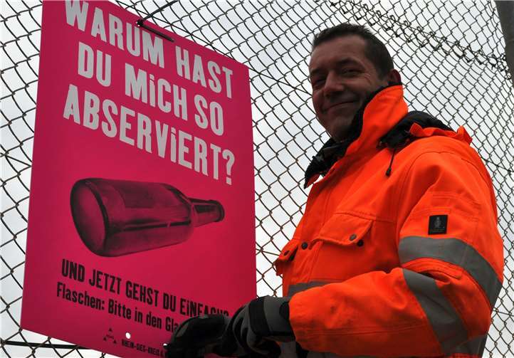 Auffällige Plakate machen auf die Aktion aufmerksam. Hier fixiert Frank Tischendorf, Mitarbeiter des städtischen Baubetriebshofs, eines dieser Plakate an der Skaterbahn am Schulcampus.Stadt Meckenheim