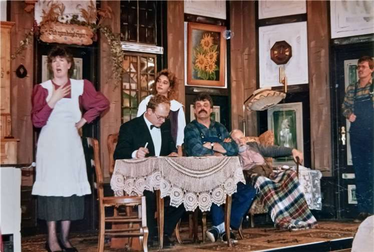 Aufführung „Das Hörrohr, 1989: Monika Schneider (v. l.), Ignatz Gemein, Silke Balthasar, Walter Briel, Hans-Hubert Decker und Wilfried chneider. Foto: Theatergruppe Westum