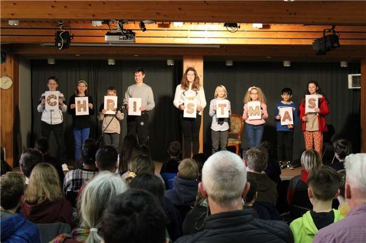 Aufführung des Theaterstücks „Christmas Play“ der Klasse 6c.  Fotos: privat
