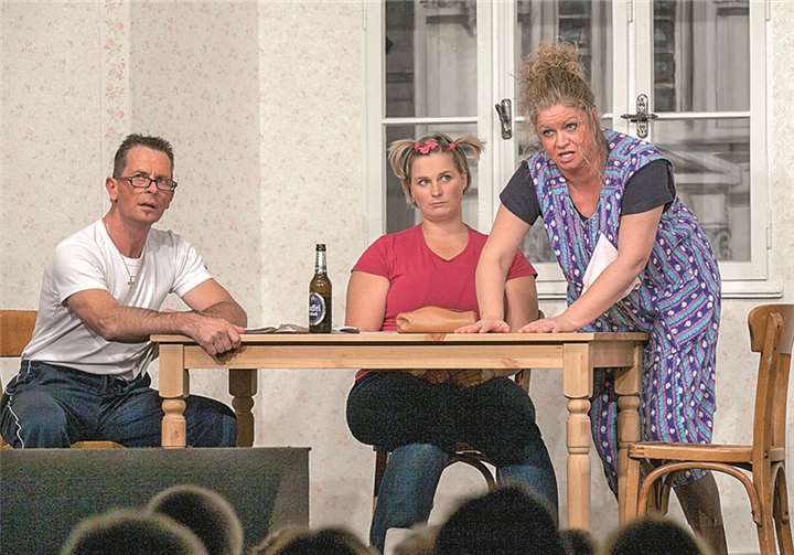 Aufgabe: Wie viel sind 28 Kuchen geteilt durch sieben hungrige Mäuler?