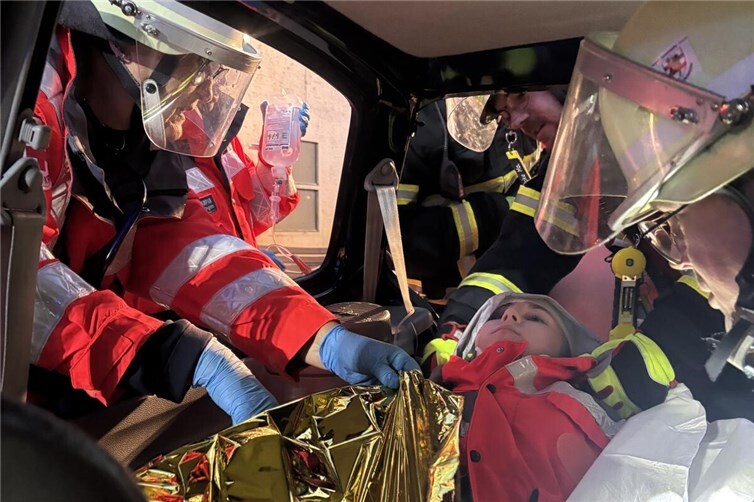 Frontalzusammenstoß in Bad Hönningen - Feuerwehr und DRK üben den Ernstfall Aufgabe der Einsatzkräfte war es, gemeinsam die technische Rettung zu koordinieren, die medizinische Erstversorgung sicherzustellen und die Betroffenen zu betreuen.