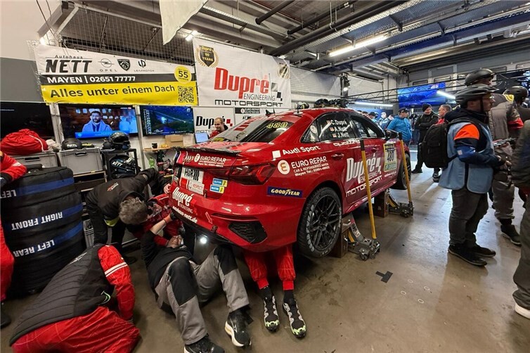 Aufgeben ist keine Option, Reparaturarbeiten in der Nacht am Audi S3.