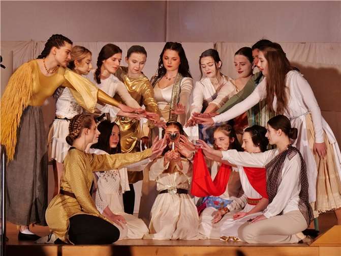 Aufgeführt wurde das Stück „Lysistrata“, das zu jener Zeit des Krieges zwischen den griechischen Stadtstaaten spielt.  Foto: KuBa