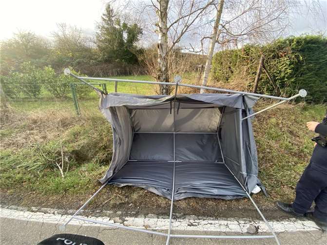 Aufgefundener Pavillon. Foto: Polizeiinspektion Remagen