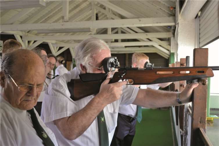Aufgelegt zum Probeschießen, im Vordergrund der stellvertretende Vorsitzende Bernhard Paris.