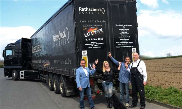 Aufgepasst, wer diesen LKW sichtet, kann Festival-Karten für die Jubiläumsveranstaltung gewinnen. (V.l.) Mayens OB Wolfgang Treis, Barbara und H.R. Bartz mit Kurt Klebe freuen sich, dass der LKW auf Promotiontour für das im Mai stattfindende LavaRock geht. Privat