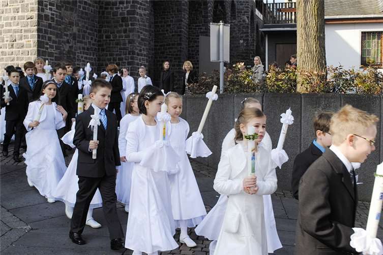 Aufgeregt ging es für die Kommunionkinder zur Kirche.
