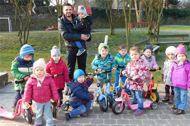 Aufgeregt testeten die Kinder ihre neuen Roller. privat