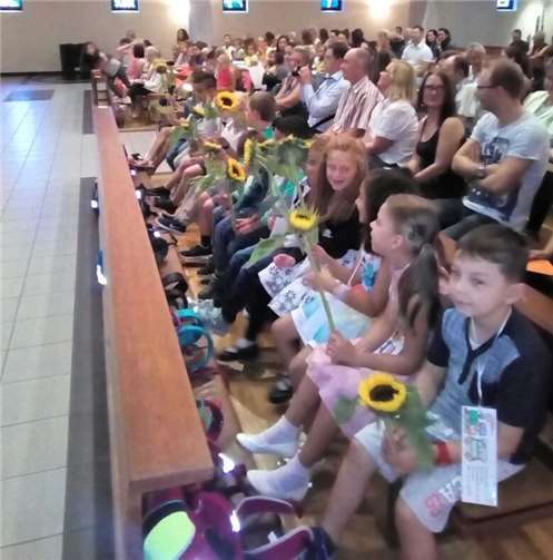 Aufgeregt und erwartungsvoll: die neuen Erstklässler beim ökumenischen Gottesdienst.