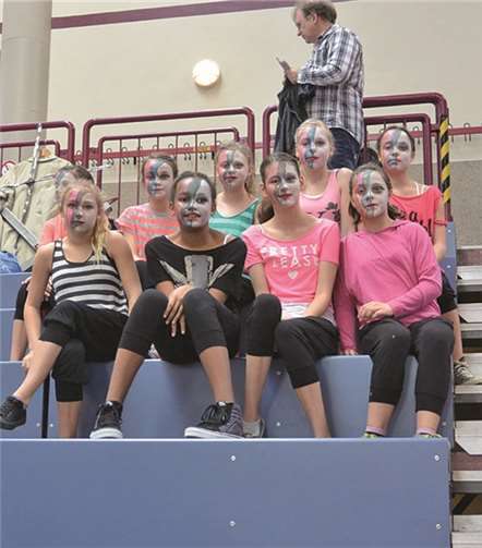 Aufgeregt vor ihrem ersten Auftritt bei den Happy Gymnastics.