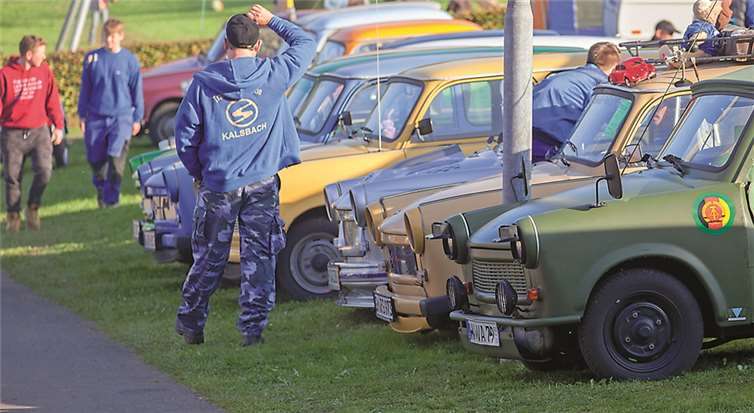 Aufgereiht standen die Trabis auf der Wiese unterhalb des Schützenhauses in Döttesfeld.WT