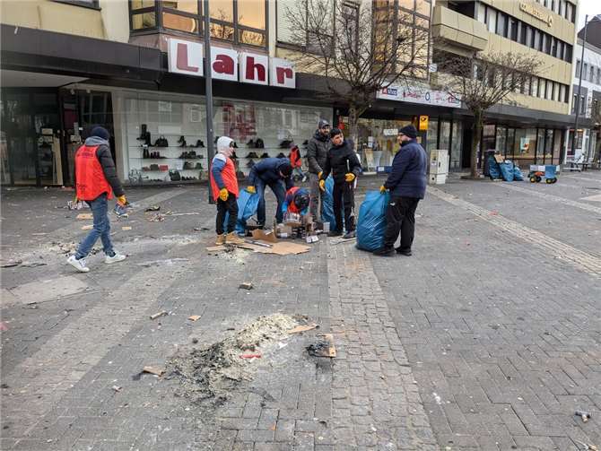 Aufgeteilt in 3 Kleingruppen ging es durch die gesamte Innenstadt, angrenzende Straßen, u.a. Fußgängerzone, Schloßstraße, Deichstraße, Marktstraße, auf und um den Deich/Pegelturm zur Säuberung.