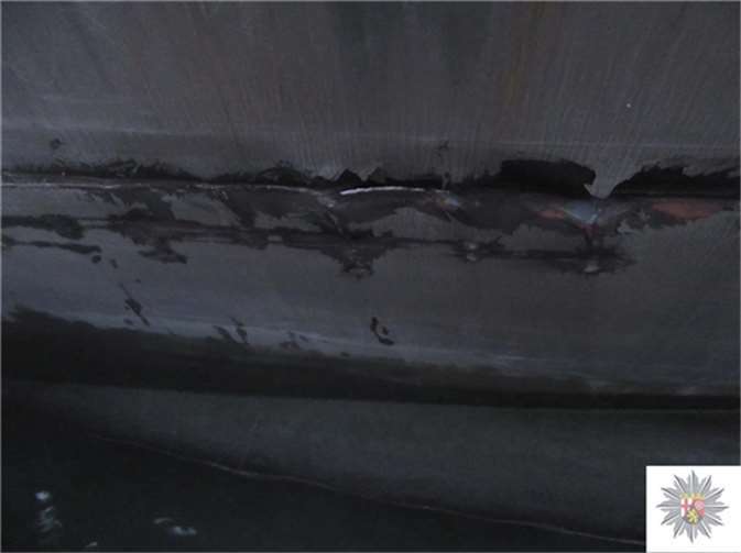 Aufgeworfene Außenwand des Schiffsverbandes im Bugbereich. Foto: Wasserschutzpolizeiamt Rheinland-Pfalz