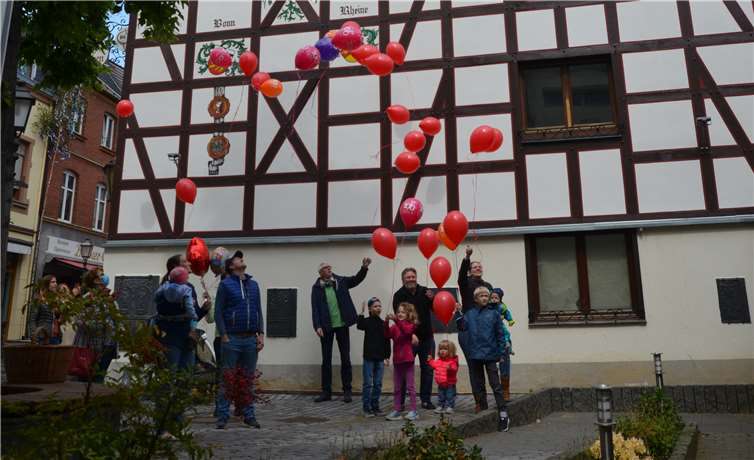 Aufgrund der Besuchsbeschränkungen hatte die Familie zahlreiche Luftballons vor dem Seniorenheim steigen lassen.