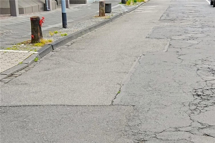 Aufgrund der Drainageentwässerung für den Deich wird die Sanierung 600.000 Euro teurer als geplant. Über die Ausbaubeiträge tragen die Anwohner diese Kosten mit  
