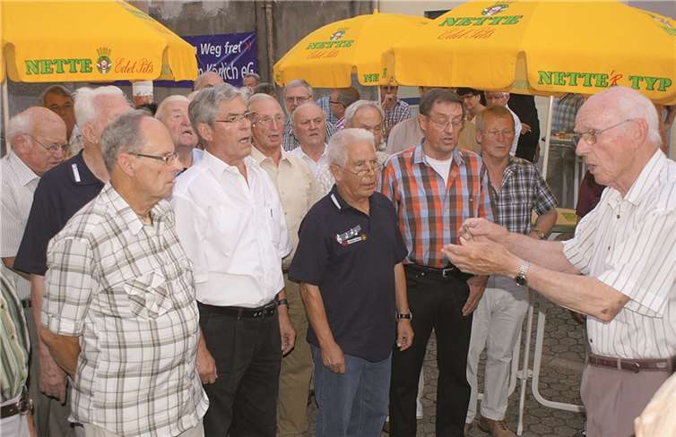 Aufgrund der Erkrankung des Chorleiters übernahm der 89-jährige Willi Baulig kurzfristig diese Aufgabe.