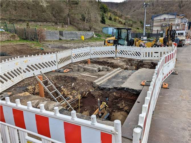 Aufgrund der Erneuerung von Kanalisations-Hausanschlüssen kann es ab dem 31. Juli 2023 bis voraussichtlich Ende August durch kleinere Wanderbaustellen zu Verkehrsbehinderungen in Altenburg kommen. Foto: Thorsten Trütgen / VG Altenahr
