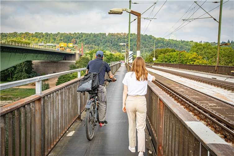 Aufgrund der Nutzungsbreite von 1,50 Metern kommt es auf der Strombrücke auf der Oberstromseite immer wieder zu Nutzungskonflikten. Das soll sich durch den Ausbau ändern, da im Anschluss eine durchgänge Nutzungsbreite von 2,50 Metern zur Verfügung steht. Foto: Stadt Koblenz/Andreas Egenolf
