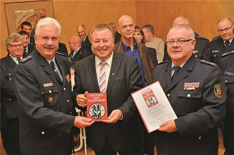 Aufgrund der Zusammenarbeit erhielt die Kreisverwaltung Bad Neuenahr-Ahrweiler eine Urkunde der freiwilligen Feuerwehr. FIX