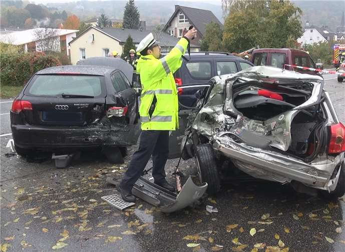 Tödlicher Verkehrsunfall in Oberwinter Aufgrund der aufwendigen Bergung wurde die B9 in beiden Richtungen gesperrt.