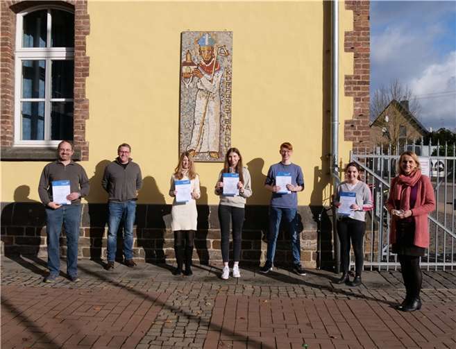 Aufgrund der gezeigten Leistungen der ersten Runde, erhielten die vier MINT-EC-Schülerinnen und Schüler Urkunden des IChO-Komitees.  Foto: KuBa