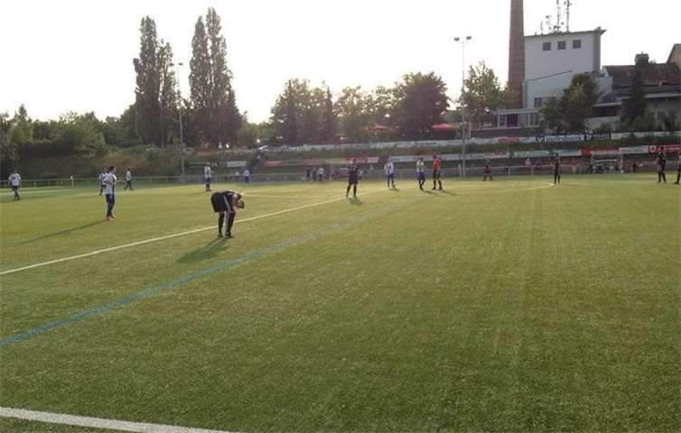 Aufgrund der hohen Beanspruchung in den letzten Jahren muss nun der Kunstrasen zeitnah ausgetauscht werden.Foto: Verbandsgemeinde Mendig