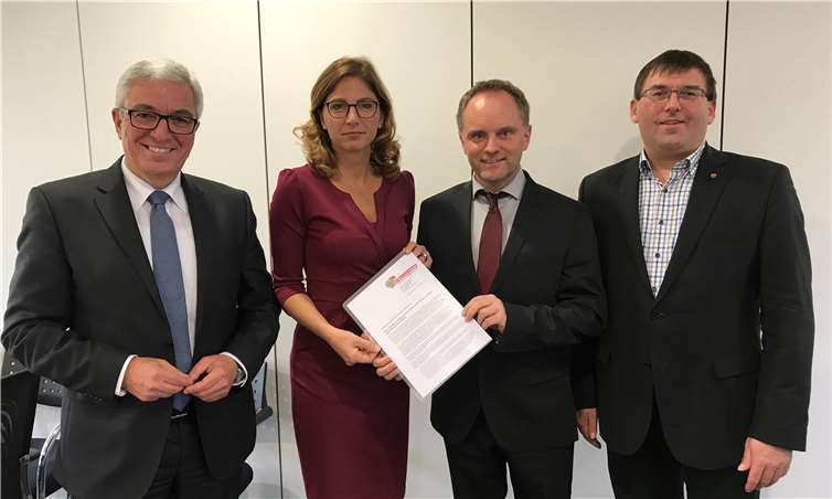 Aufgrund der immer akuter werdenden mangelnden Versorgung mit Hausärzten im Rhein-Lahn-Kreis, hat der SPD-Kreisvorsitzende Mike Weiland nun bei einem Gespräch mit der rheinland-pfälzischen Gesundheitsministerin Sabine Bätzing-Lichtenthäler in Mainz, an dem auch die beiden Landtagsabgeordneten Roger Lewentz und Jörg Denninghoff teilnahmen, eine Resolution übergeben.Foto: SPD-Kreisverband Rhein-Lahn