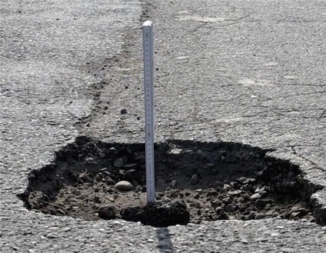 Aufgrund der tiefen Schlaglöcher ist der Unmut groß.  Foto: privat