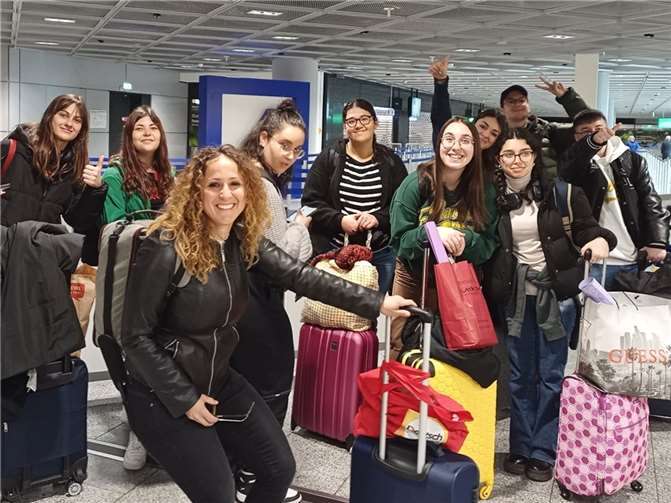 Aufgrund der unvergesslichen Zeit in Paterno liefen die Vorbereitungen auf vollen Touren und so standen die Kinder mit selbstgemalten Plakaten am Bahnhof, um ihre Gäste zu empfangen.