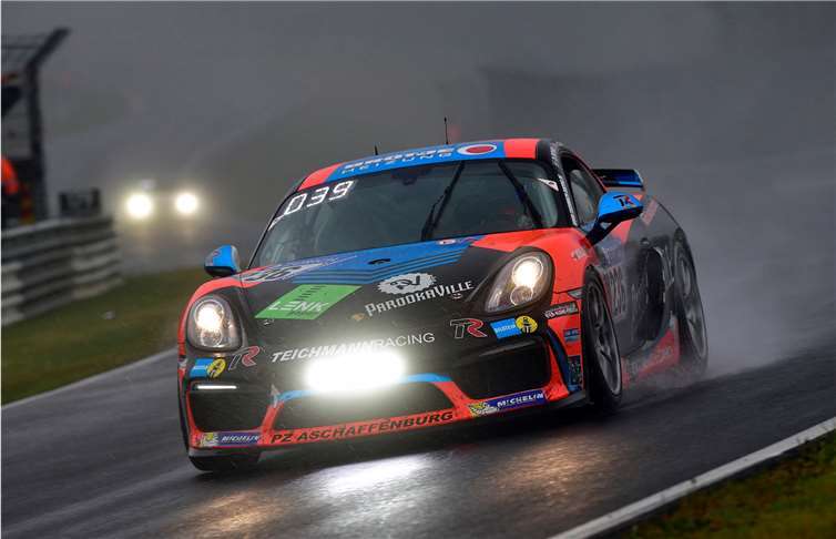 Aufgrund der widrigen Witterungsbedingungen musste das Rennen am Sonntag für rund zwei Stunden unterbrochen werden, im Bild ein Porsche Cayman GT4 von Teichmann Racing.