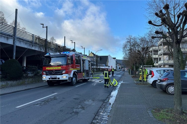Aufgrund des Einsatzes ist die Barbarossastraße in Sinzig derzeitig vollständig gesperrt. Fotos:ROB