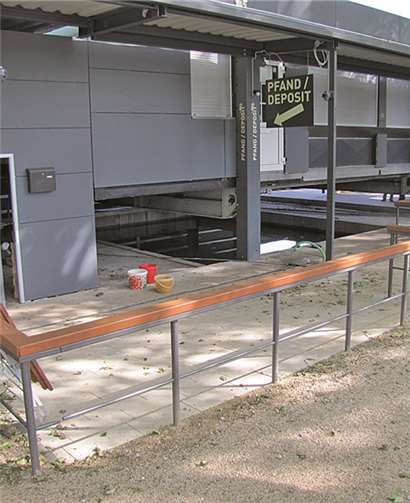 Aufgrund des Hochwassers sind die Container des Biergartens angehoben. privat