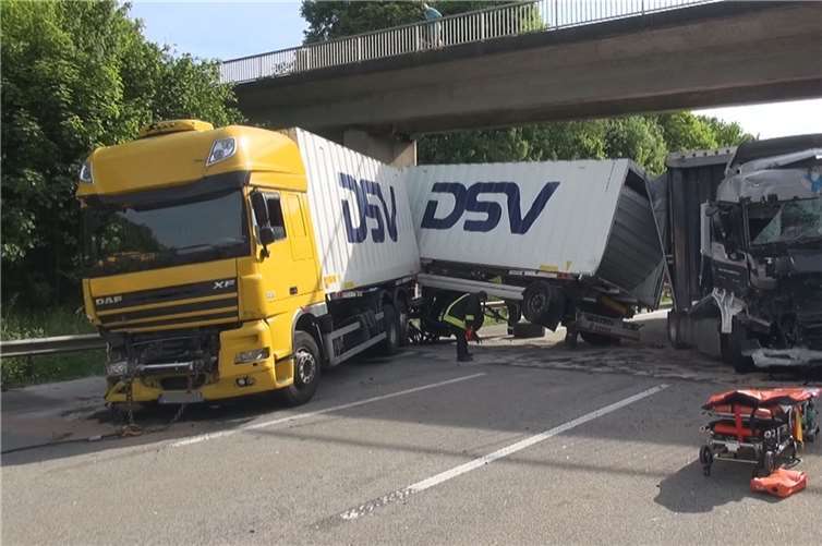 Aufgrund des Lkw-Unfalls musste die A61 in Fahrtrichtung Köln für mehrere Stunden voll gesperrt werden. Fotos: WinklerTV