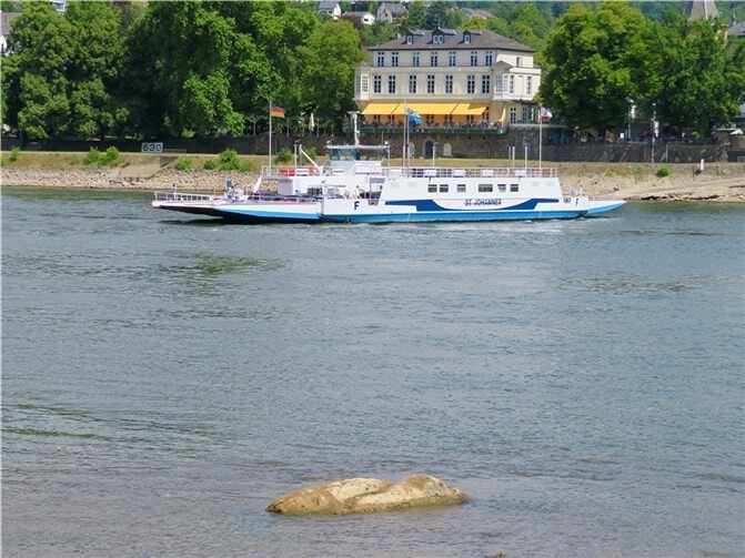 Aufgrund des Niedrigwassers kommt der Felsen im Rhein zum Vorschein.  Foto: Rolf Niemeyer
