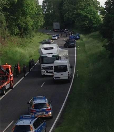 Aufgrund des Verkehrsunfalles musste die L 305 voll gesperrt werden.privat