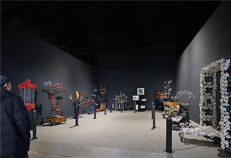 Aufgrund des Vorhabens, in Remagen eine eigene „Kunstmaschinenhalle“ zu initiieren, hat Reiche in den vergangenen Jahren von einer Bewerbung für die immerhin etwa 600 Kilometer entfernte „NordArt“ abgesehen. Umso größer war daher seine Freude, dass seine für 2024 eingereichte Bewerbung mit der zwölfteiligen Installation „Von der Wiege bis zur Bahre“ von Jury und Kuratoren zu einem der vier Sonderprojekte auserkoren wurde. Fotoquelle: tagedo design