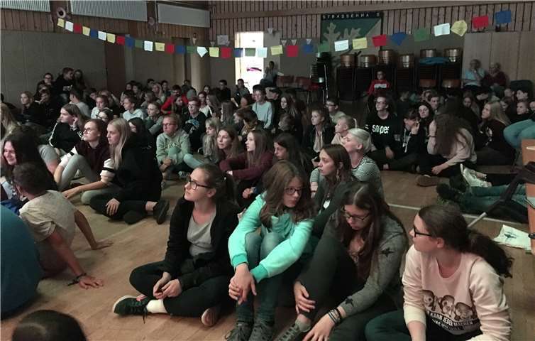 Aufgrund des schlechten Wetters wurde die Veranstaltung u. a. in die Turnhalle in Straßenhaus verlegt.privat